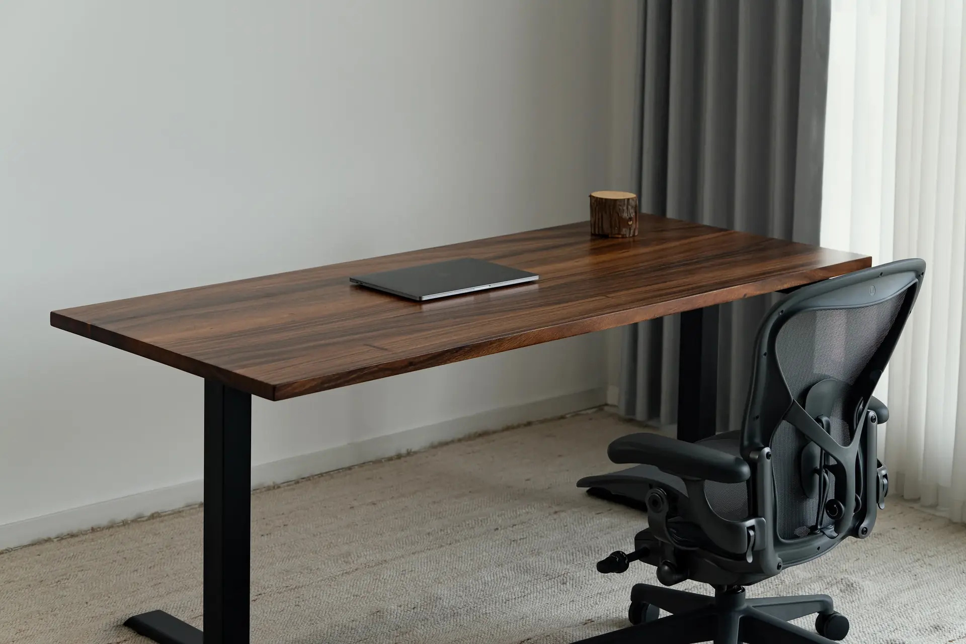 Escritorio elevable gamer de 2 motores en acabado Negro Expresso con dos monitores